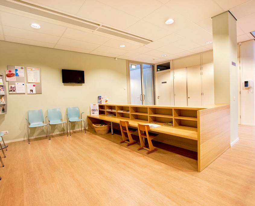 Maatwerk wachtkamer meubel kinderen hpl hout look wijkgezondheidscentrum lindenholt
