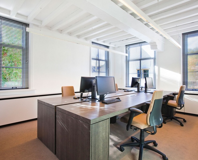Werkplek kantoorruimte bureau hout netwerkcentrum heukelen